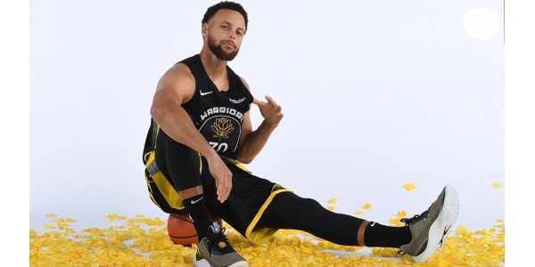 La nueva camiseta de los Golden State Warriors trae luz a la mujer